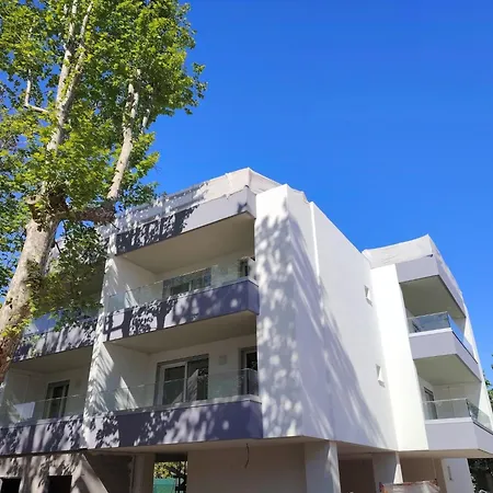 Lägenhet Modernly Equipped With Balcony In